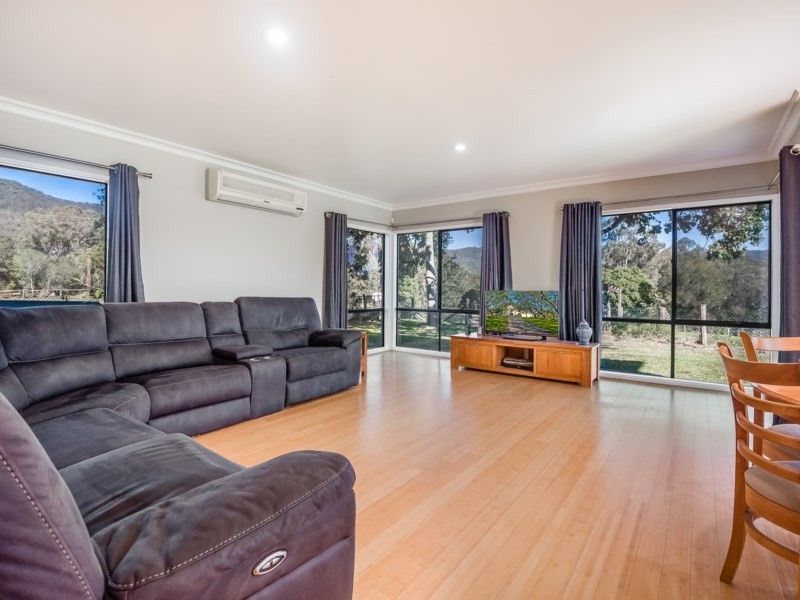 1 Richards Road, Camp Mountain QLD 4520