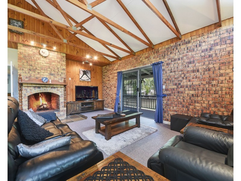 17 Upper Camp Mountain, Camp Mountain QLD 4520