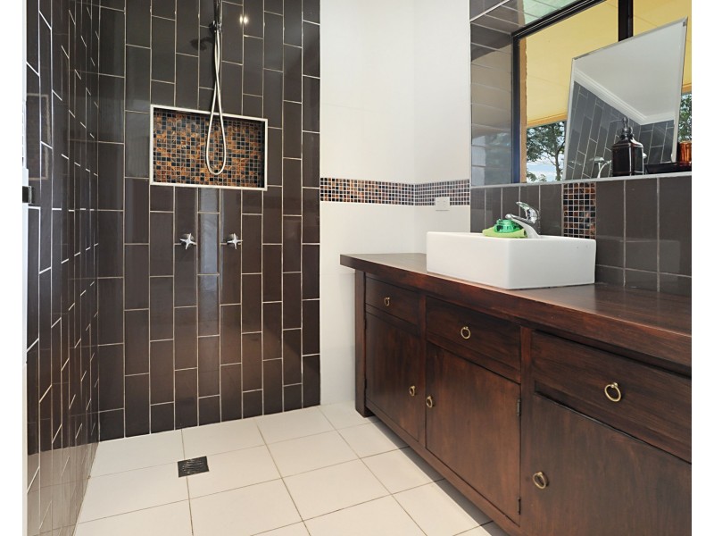 407 Camp Mountain Road, Camp Mountain QLD 4520