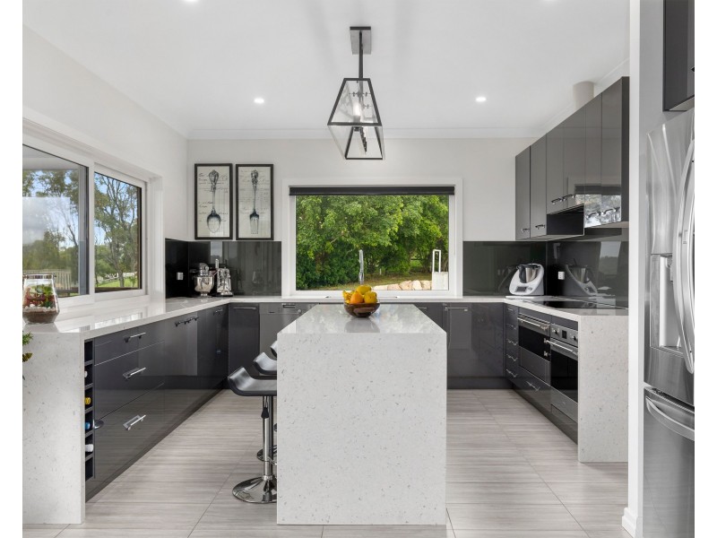 9 Skyline Court, Draper QLD 4520