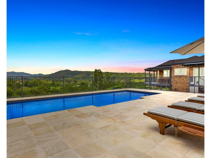 9 Skyline Court, Draper QLD 4520