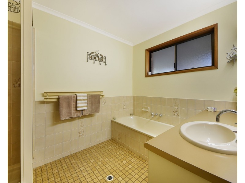 3 Fitzgerald Court, Clear Mountain QLD 4500