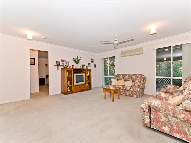 8 Denniston Court, Clear Mountain QLD 4500