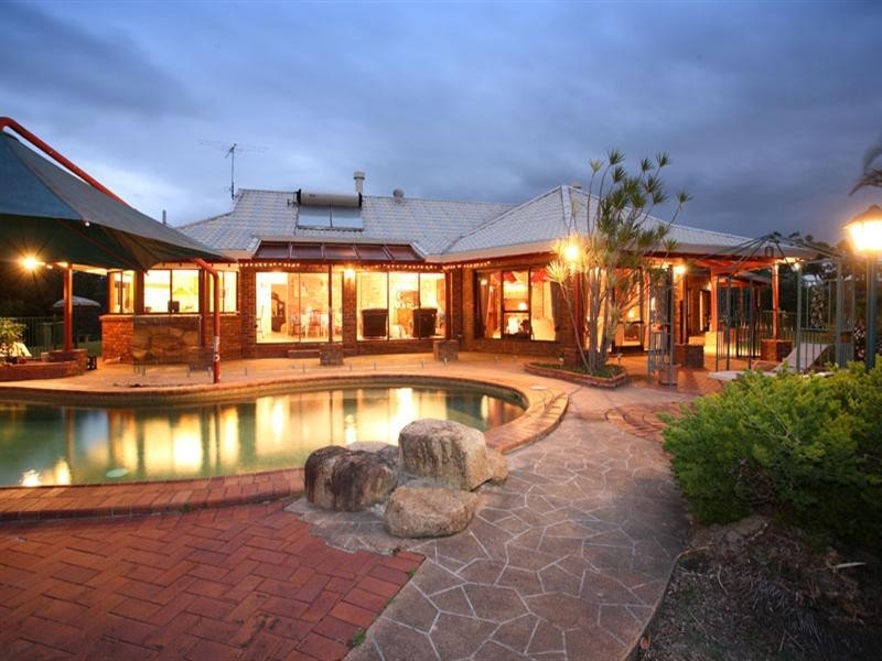 8 Dickens Place, Samford QLD 4520