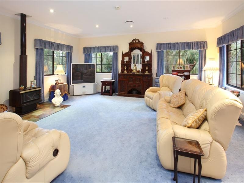 8 Dickens Place, Samford QLD 4520