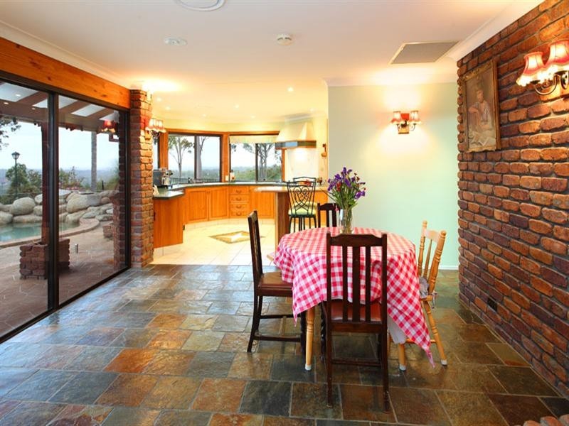 8 Dickens Place, Samford QLD 4520