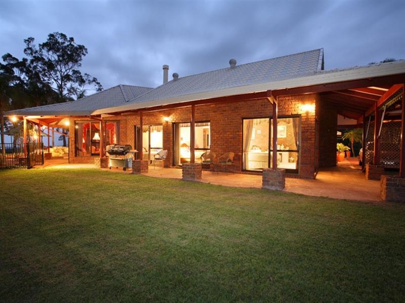 8 Dickens Place, Samford QLD 4520