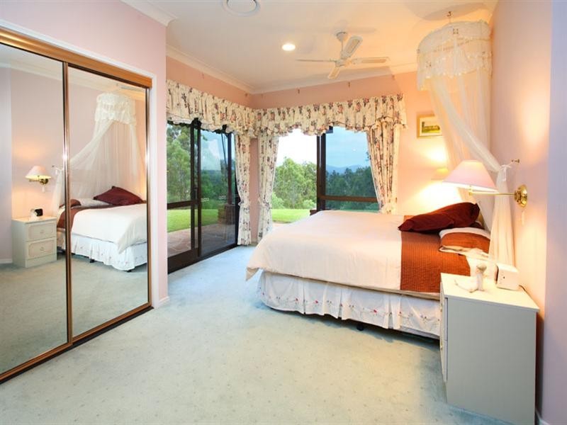 8 Dickens Place, Samford QLD 4520