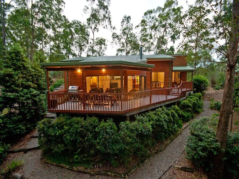 4 Savoy Place, Eatons Hill QLD 4037