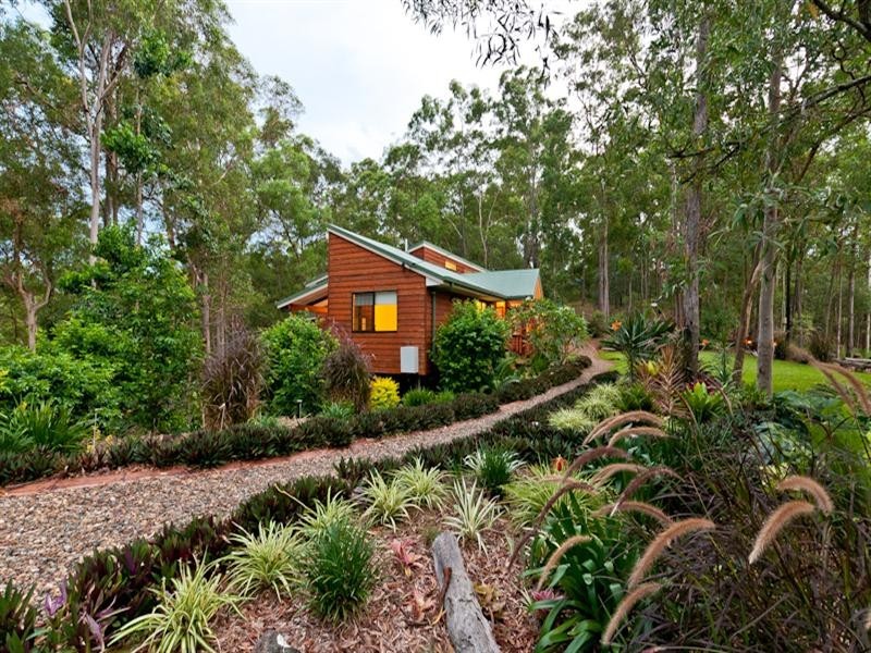 4 Savoy Place, Eatons Hill QLD 4037