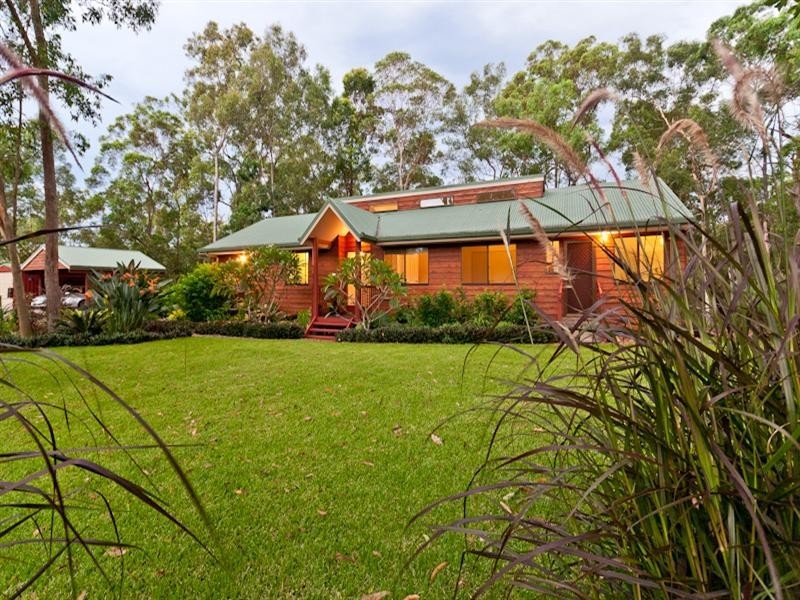 4 Savoy Place, Eatons Hill QLD 4037