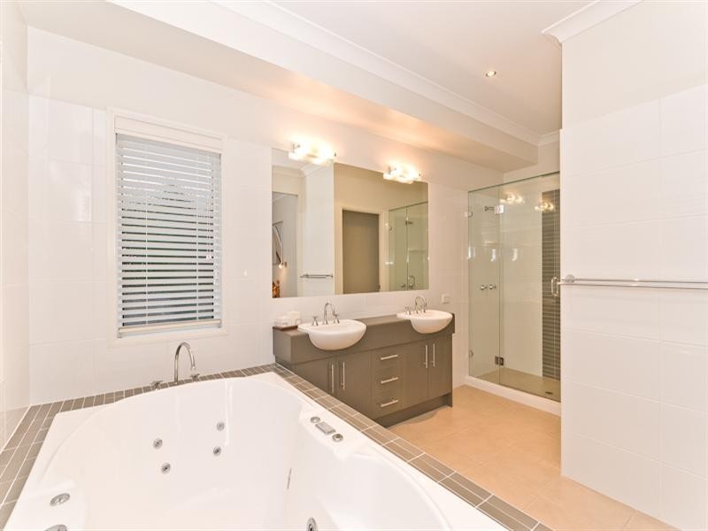 15 Chalmers Court, Samford Village QLD 4520