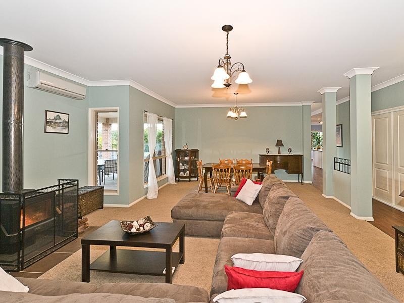 2 Sovereign Way, Samford Valley QLD 4520