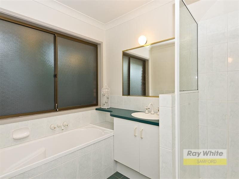 4 Lambert Court, Eatons Hill QLD 4037