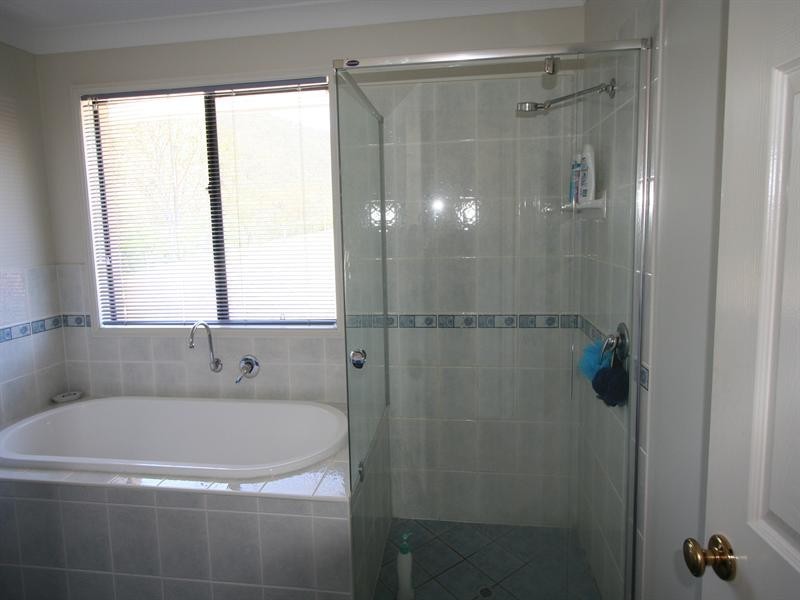 3 Lake View Close, Samsonvale QLD 4520