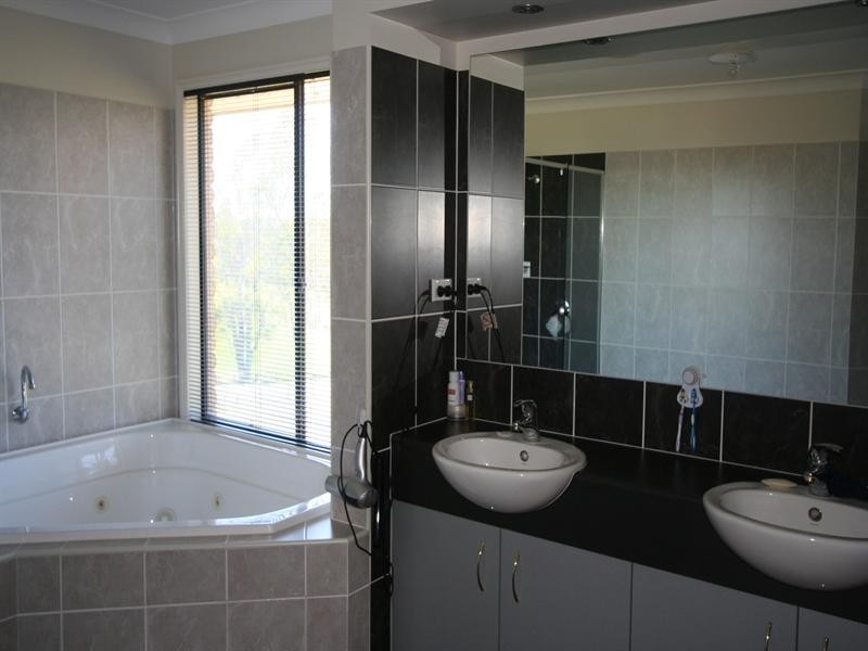 3 Lake View Close, Samsonvale QLD 4520