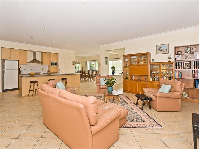 16 Valray Place, Samford Valley QLD 4520