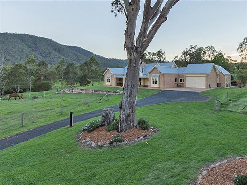 3 Les Douglas Court, Camp Mountain QLD 4520