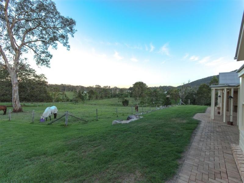 3 Les Douglas Court, Camp Mountain QLD 4520