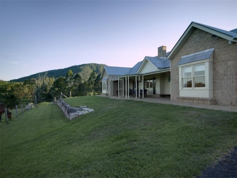 3 Les Douglas Court, Camp Mountain QLD 4520