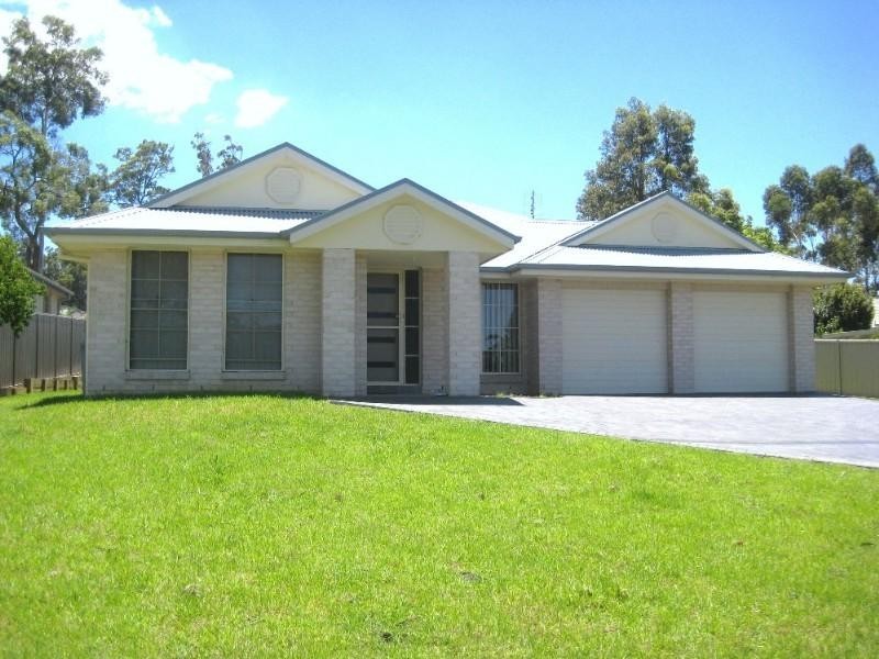 10 Moroney Avenue, St Georges Basin NSW 2540