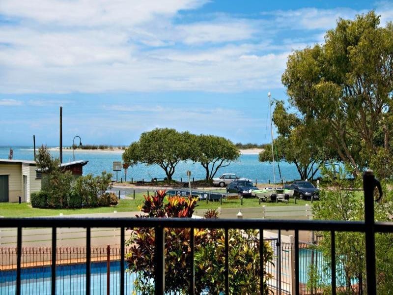 2/7 Landsborough Parade, Golden Beach QLD 4551