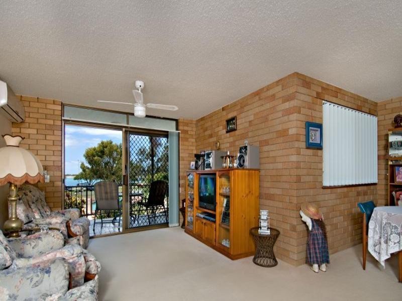 2/7 Landsborough Parade, Golden Beach QLD 4551