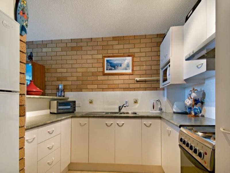 2/7 Landsborough Parade, Golden Beach QLD 4551