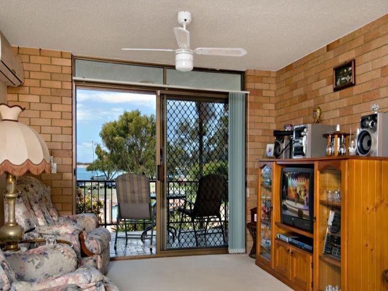 2/7 Landsborough Parade, Golden Beach QLD 4551