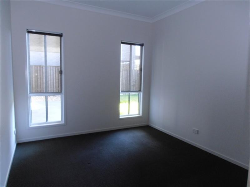 5 Dennis Vale, Daisy Hill QLD 4127
