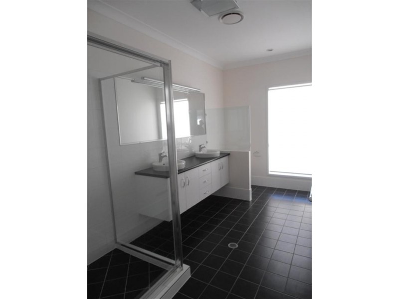 5 Dennis Vale, Daisy Hill QLD 4127
