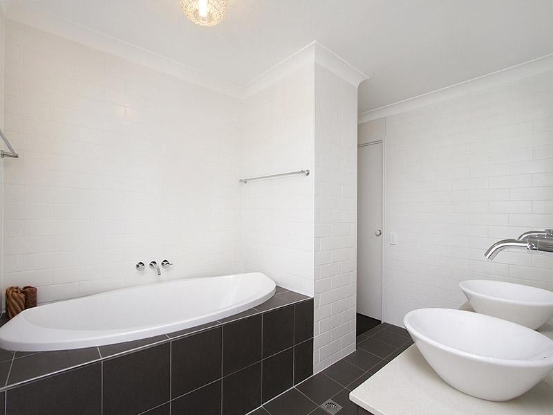 4 Sundar Crescent, Tanah Merah QLD 4128