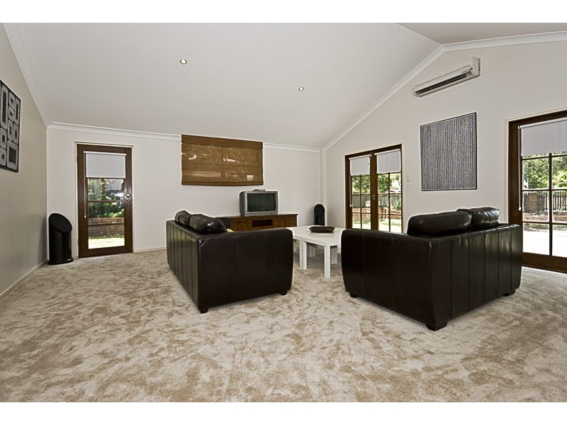 9 Willow Street, Woodridge QLD 4114