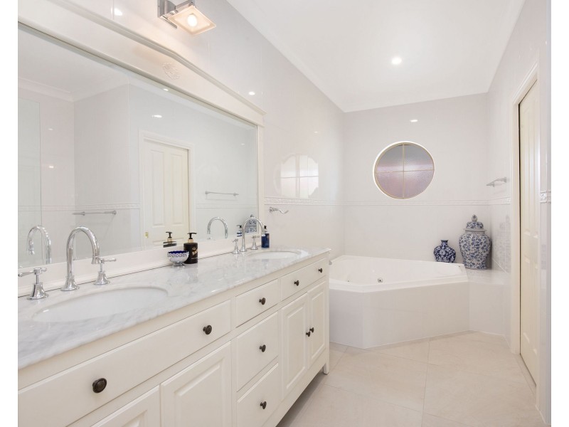 8 Hoylake Court, Cornubia QLD 4130