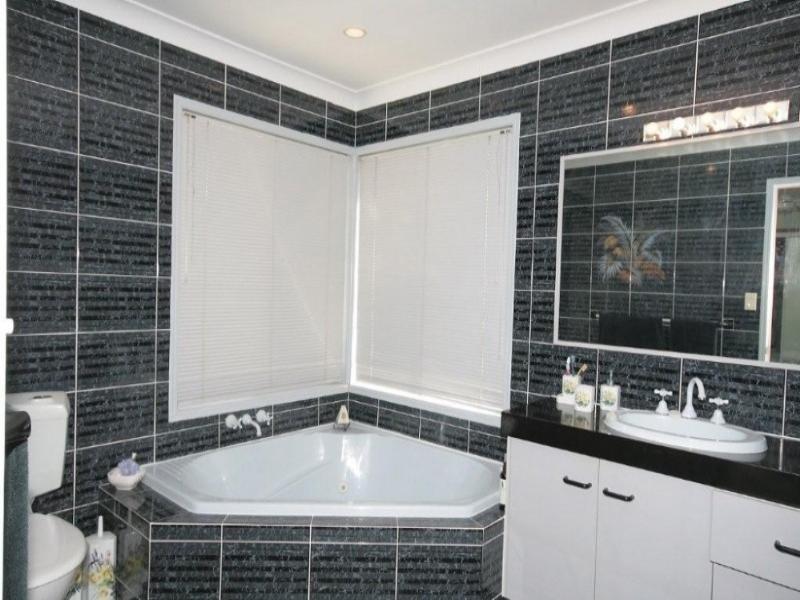 18 Paraburdoo Crescent, Shailer Park QLD 4128