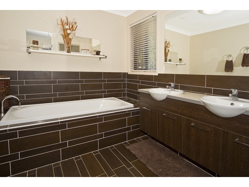 33 Carnarvon Crescent, Waterford QLD 4133