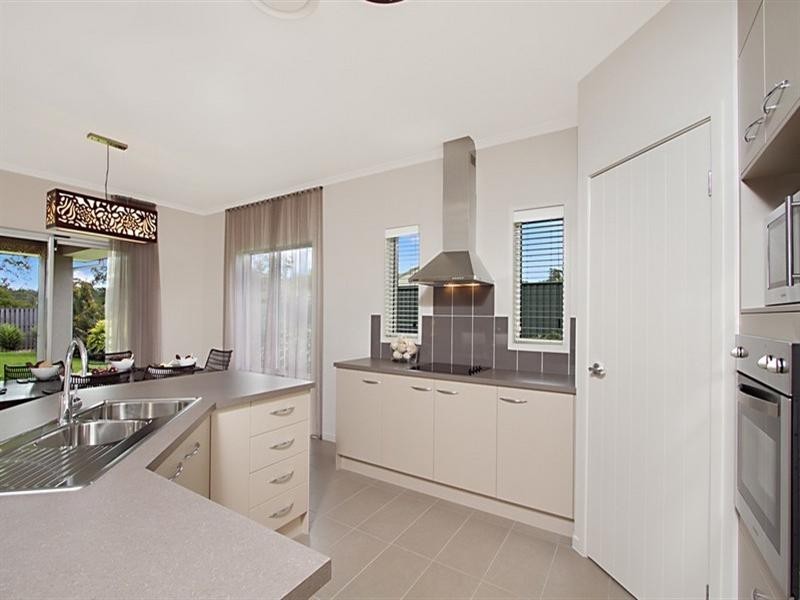 18 Dennis Vale Drive, Daisy Hill QLD 4127