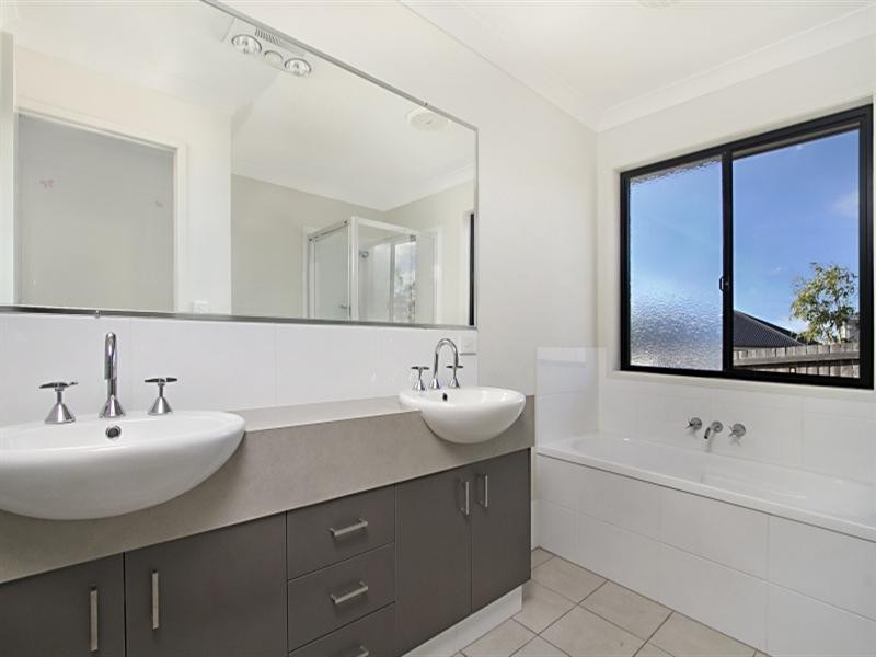 50 Outlook Drive, Waterford QLD 4133