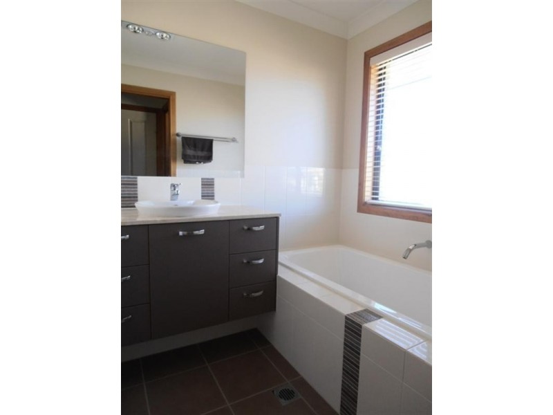 31 Lake Breeze Drive, Windaroo QLD 4207