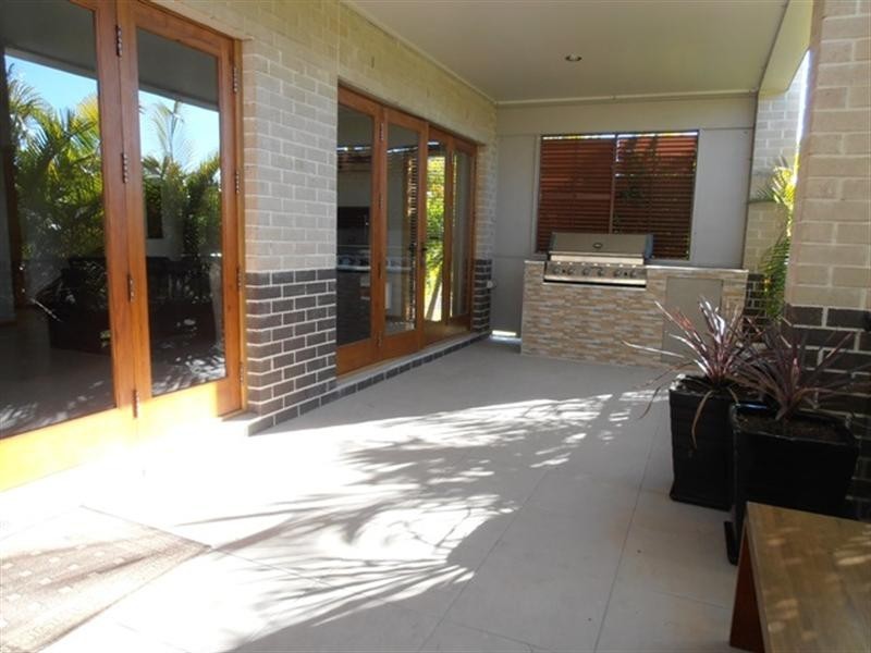 31 Lake Breeze Drive, Windaroo QLD 4207