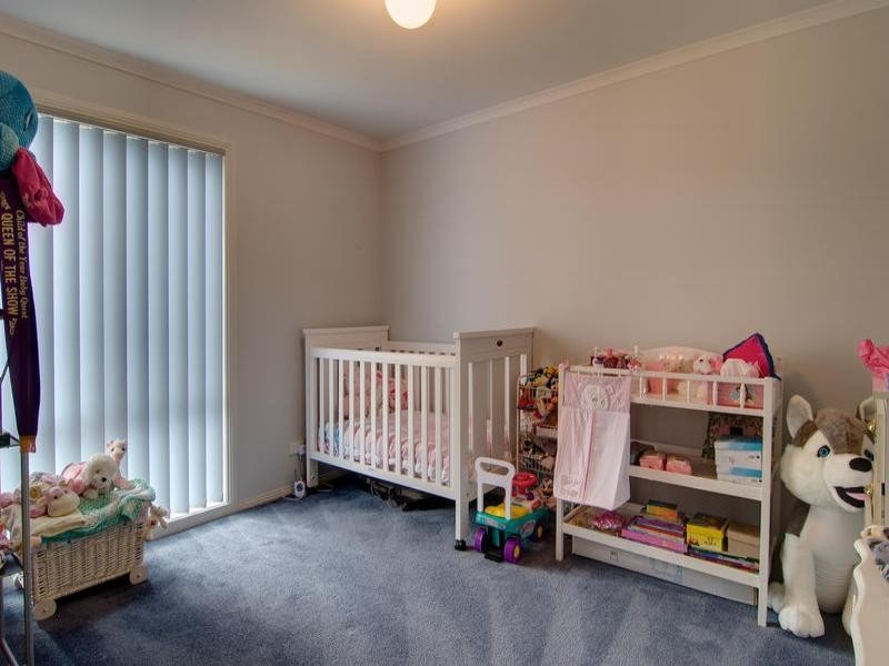 2/11 Raymond Street, Somerville VIC 3912