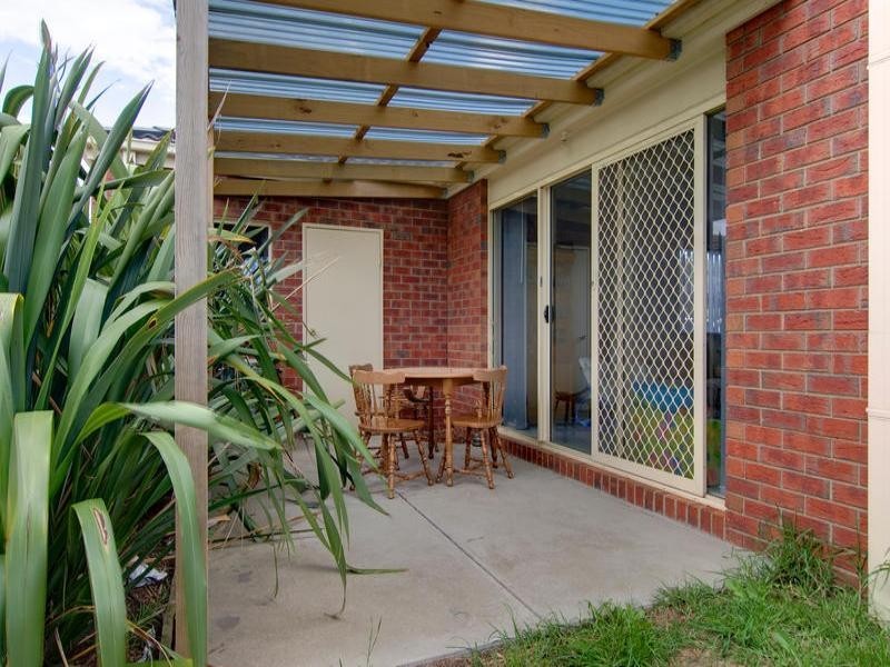 2/11 Raymond Street, Somerville VIC 3912