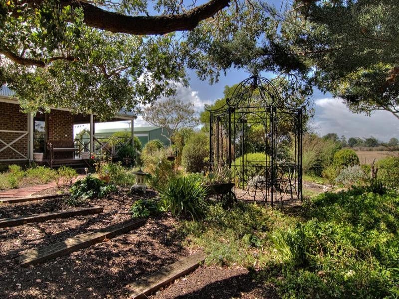 140 Eramosa Road East, Somerville VIC 3912