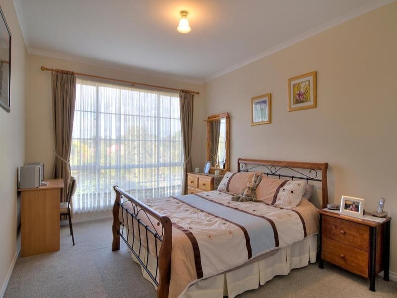 17 Chesterfield Road, Somerville VIC 3912