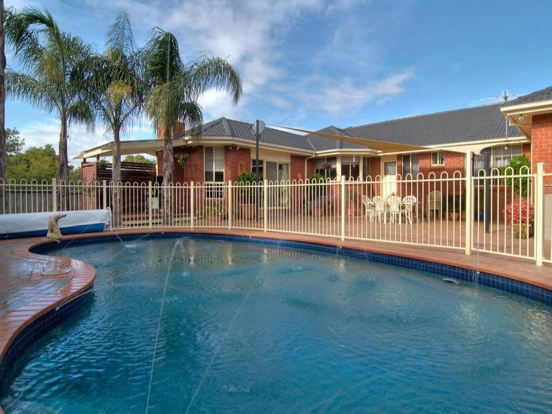 17 Chesterfield Road, Somerville VIC 3912