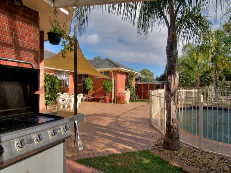 17 Chesterfield Road, Somerville VIC 3912