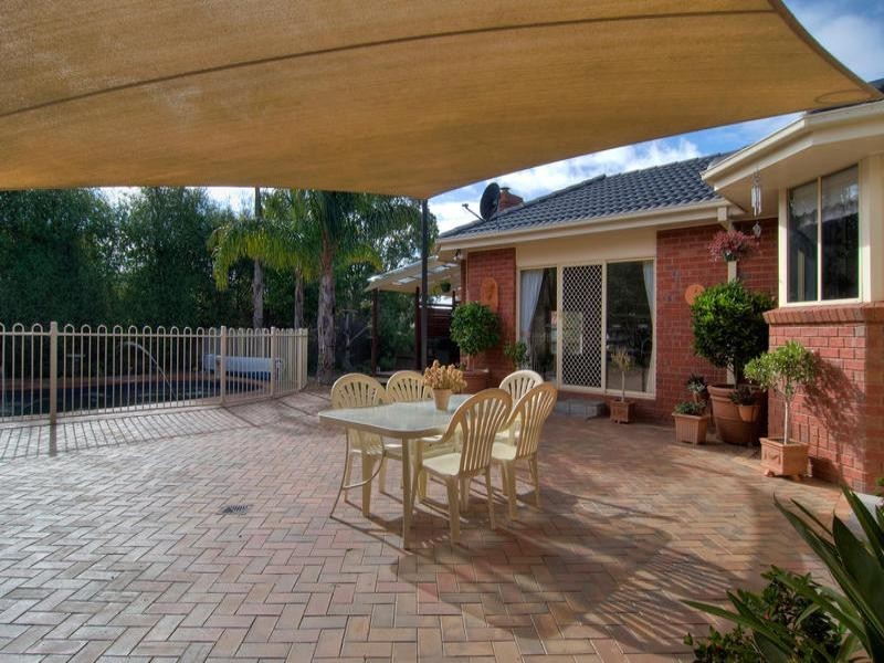 17 Chesterfield Road, Somerville VIC 3912