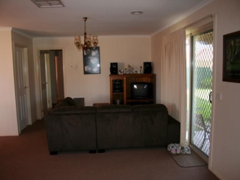 17 Alberton Drive, Cranbourne VIC 3977