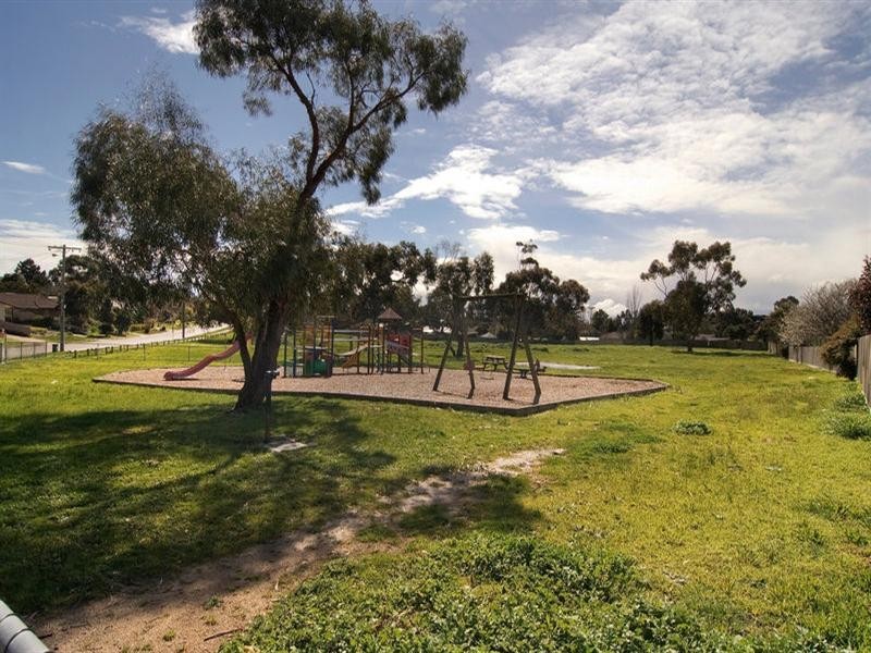 24 Deanswood Drive, Somerville VIC 3912