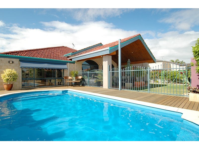 41 Meadowbank Gardens, Hillarys WA 6025